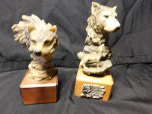 lot 253 image: 2 wolves on blocks of wood