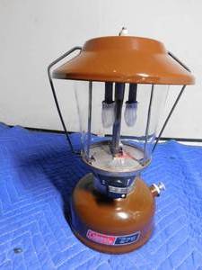 lot 281 image: Vintage 1981 brown Coleman lantern
