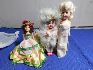 lot 282 image: 4 Vintage dolls