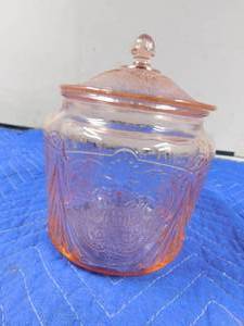 lot 300 image: Antique pink depression glass biscuitcracker jar with lid