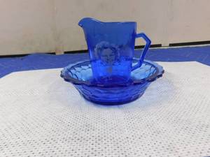 lot 301 image: Antique Shirley Temple childs glass bowl and cup