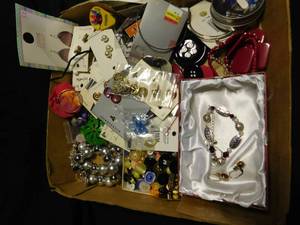 lot 316 image: Flat of jewelry and buttons