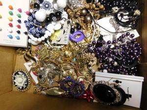 lot 317 image: Flat of jewelry