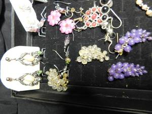 lot 318 image: Ring box of earrings