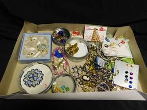 lot 319 image: Flat of jewelry
