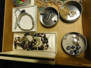 lot 320 image: Flat of jewelry