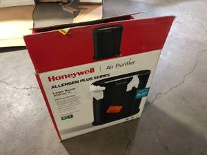 lot 21 image: Honeywell HEPA Air Purifier, Large Room (310 sq. ft.) Black    Customer Returns See Pictures