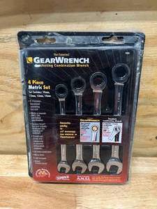 lot 42 image: GEARWRENCH 4 Piece Metric Ratcheting Combination Wrench Set