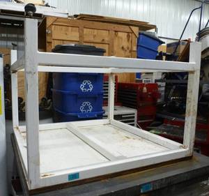 white steel frame table 42x42x32t