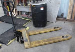 CAT pallet jack - needs oil doesn�t pump up