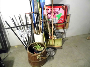 lot 18 image: Outdoor Lawn Items