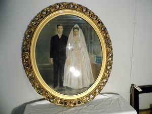 lot 19 image: Antique Oval Framed Picture