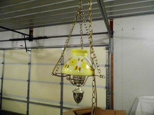 lot 43 image: Vintage Swag Hanging Victorian Style Lamp