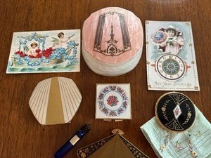 lot 23 image: Variety of Vintage Compacts