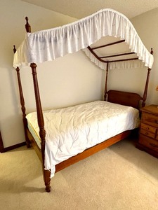 lot 6 image: Pair of Vintage Canopy Twin Beds