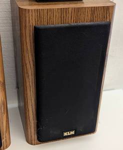 lot 30 image: KLH AV200 Bookshelf Speakers