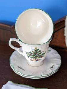 lot 66 image: Nikko Happy Holidays Dish Set