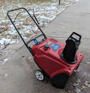 lot 11 image: Toro Power Clear 21 Snowblower