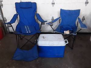 lot 20 image: 2 folding camp chairs and a cooler