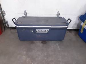 lot 29 image: XL coleman cooler (has broken hinge)