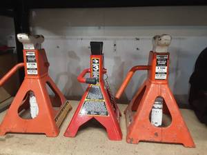 lot 7 image: two 2 ton jack stands one 3 ton