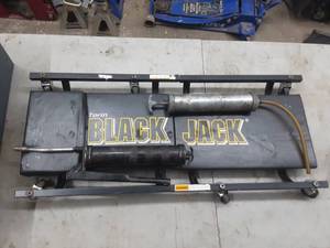 lot 14 image: creeper, grease gun, suction pump