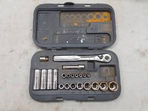 lot 17 image: craftsman 22pc S.A.E. socket set