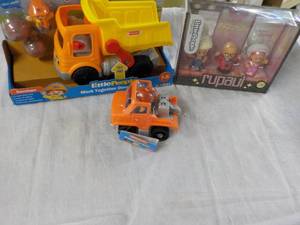 lot 27 image: New Fisher Price Little People...