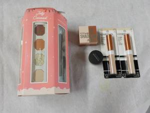 lot 44 image: New Make Up...