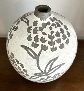 lot 90 image: Pretty Decorative Vase