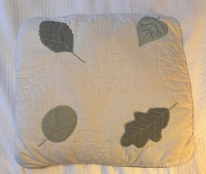lot 100 image: Five Decorative Accent Pillows