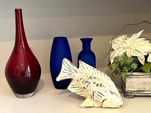 lot 73 image: Home Decor Grouping