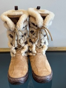 lot 31 image: Pair of North Face Abby II Winter Boots - Womens