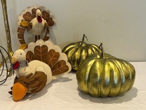 lot 171 image: Fall Decor Items