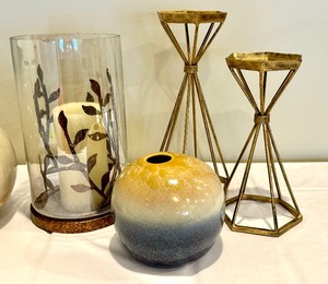 lot 161 image: Charming Home Decor Items