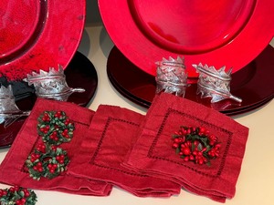 lot 122 image: Decorative Holiday Table Decor