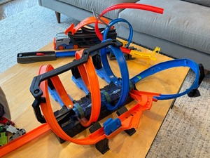 lot 308 image: Hot Wheels Race Track and Cars