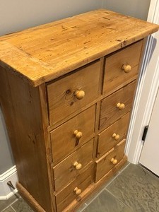 lot 284 image: Eight Drawer Pine Cabinet