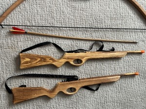 lot 259 image: Childrens Wooden Toy Rifles and Bow and Arrow Set