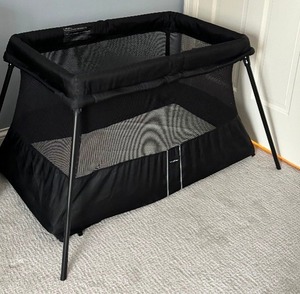lot 252 image: Baby Bjorn Portable Crib