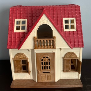 lot 253 image: Calico Critter Red Cozy Cottage Dollhouse, Tram and Grocery Market