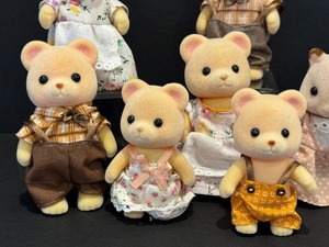 lot 254 image: (8) Calico Critter Cuddle Bear Family Figurines