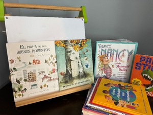 lot 255 image: Discovery Kids Table Top Easel and Childrens Books