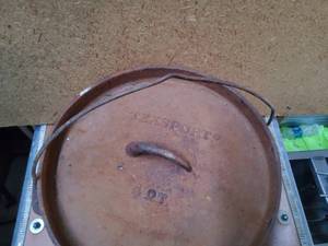 Cast iron 10 in Dutch oven with lid,