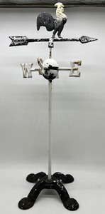 lot 4 image: Vintage Cast Iron Rooster Tabletop Weathervane