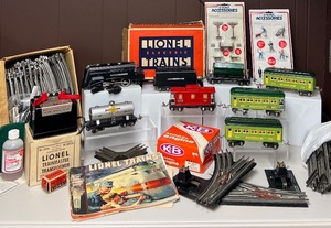 lot 14 image: Vintage LIONEL TRAINS & Accessories