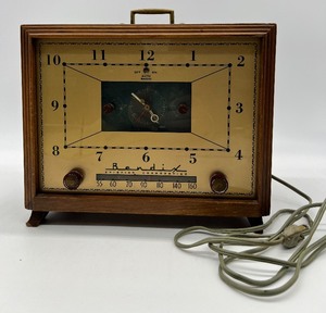 lot 25 image: Vintage BENDIX Aviation Corp. Clock Radio