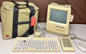 lot 130 image: Vintage Apple Macintosh SE Model M5011