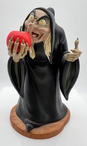 lot 90 image: DISNEY Take The Apple Dearie - Figurine