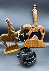 lot 502 image: Vintage Mexican Men on Horse Carvings & Tooled Leather Belt sz 36